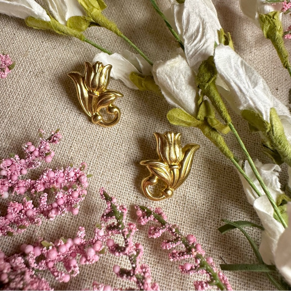 Vintage Gold Floral Spring Earrings